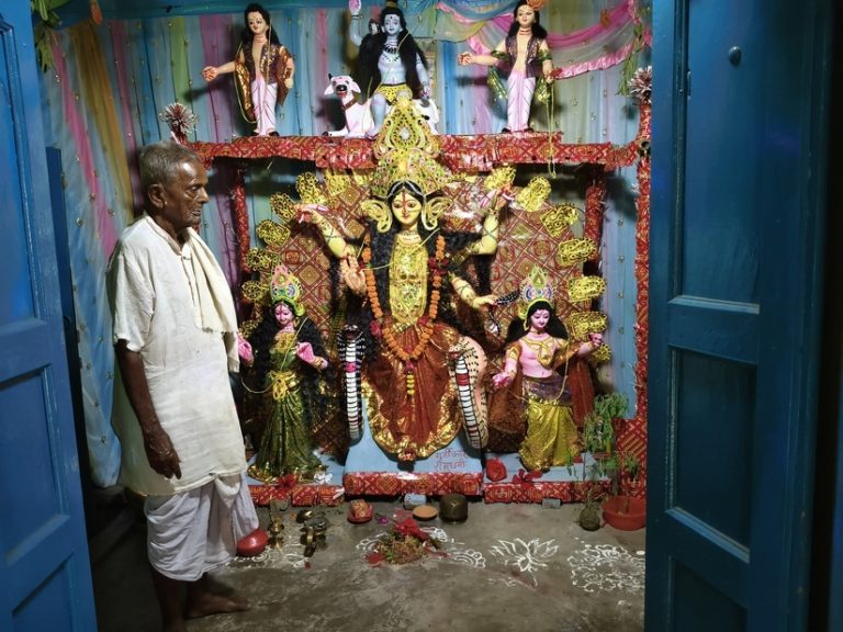 लौहंडिया बाजार में मां मनसा की हुई पूजा-अर्चना