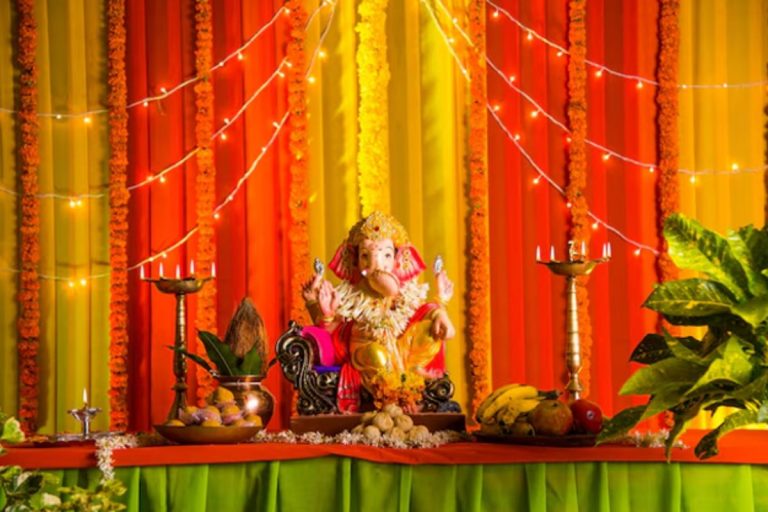 Ganesh Puja Flower Decoration: घर पर फूलों से कुछ ऐसे बप्पा का स्वागत, हर मनोकामना होगी पूरी
