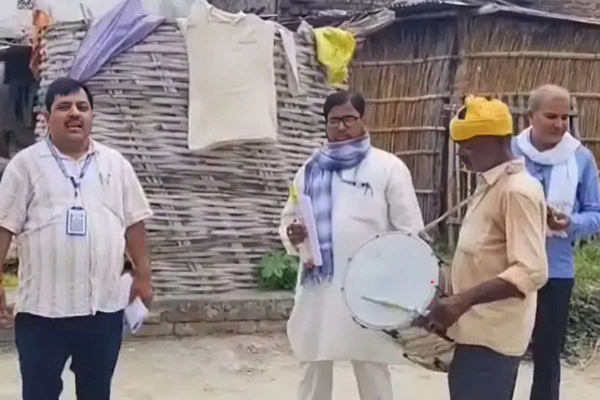 गोपालगंज में गाने-बजाने के साथ जनता को सूचित करते हुए निर्वाचनकर्मी