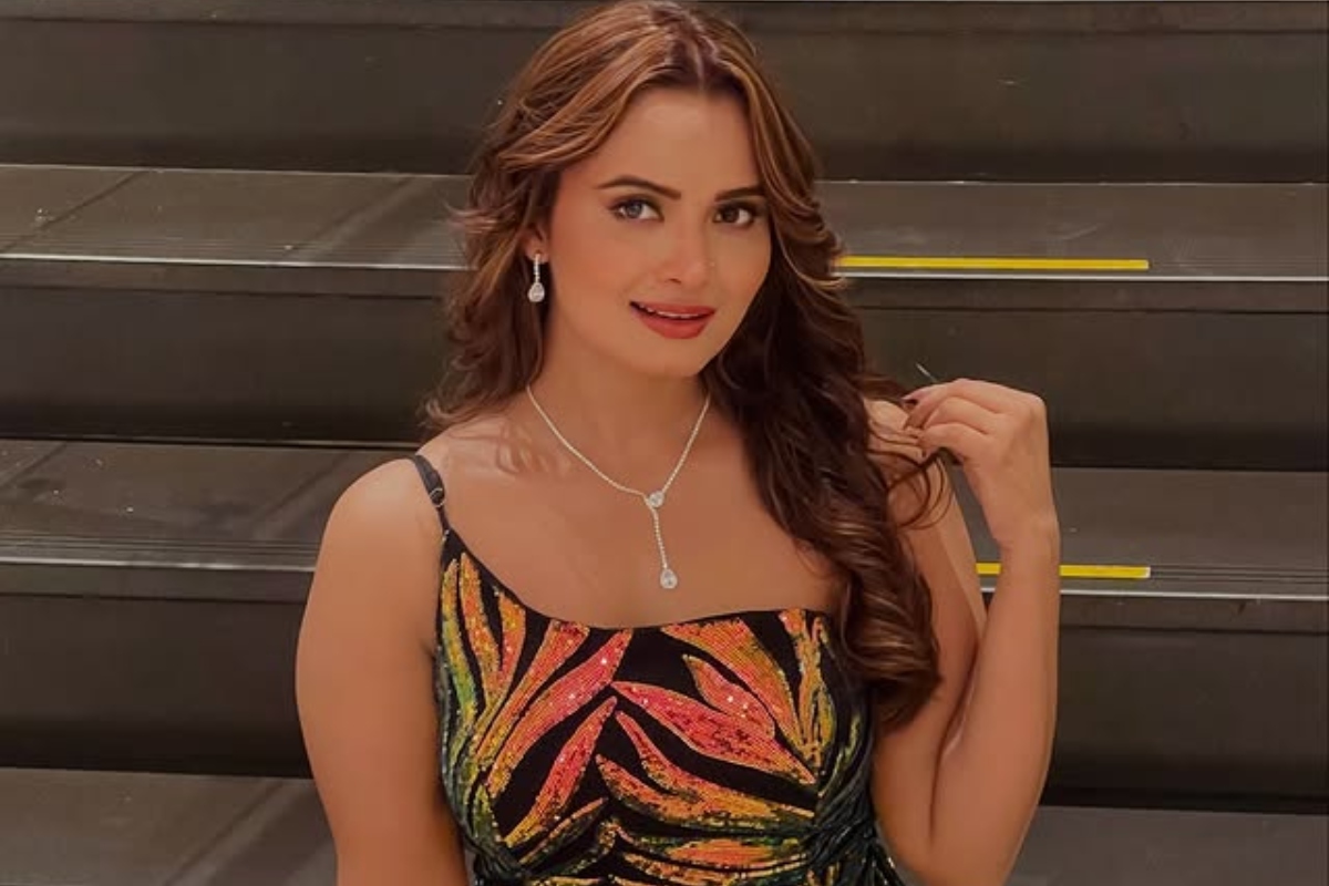 Who is Bhojpuri actress Neelam Giri works with Pawan Singh Khesari Lal yadav
