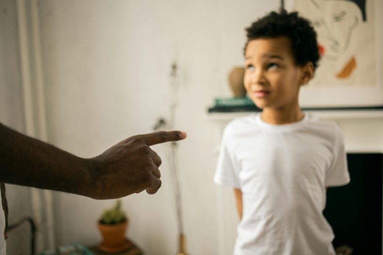 Parenting Tips: बिना डांटे बच्चों को कैसे समझाएं? अपनाएं ये पॉजिटिव पेरेंटिंग टिप्स
