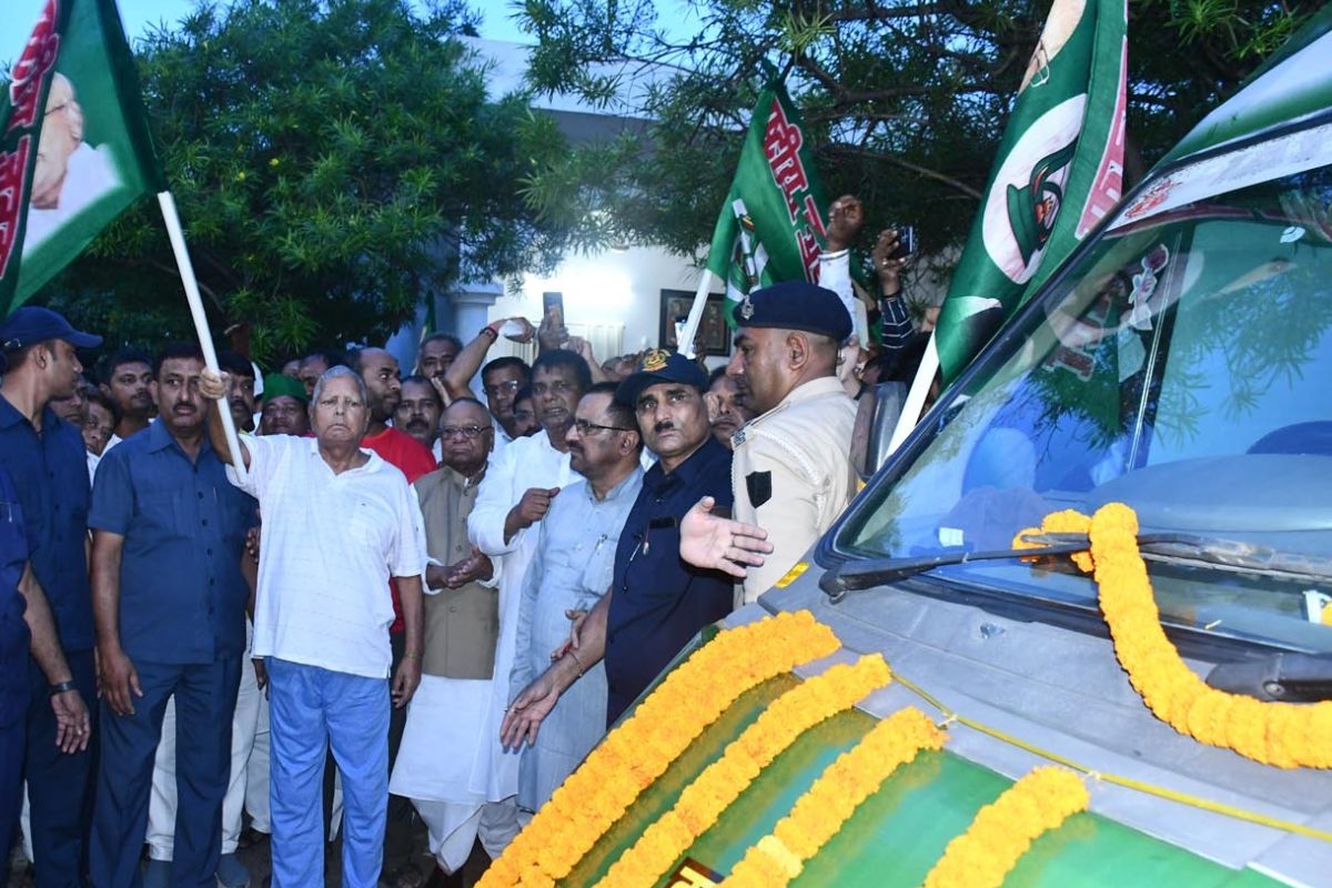 tejashwi sandesh rath| 'Mission 2025 Tejashwi Sandesh Rath' started from Patna, Lalu Yadav flagged off...