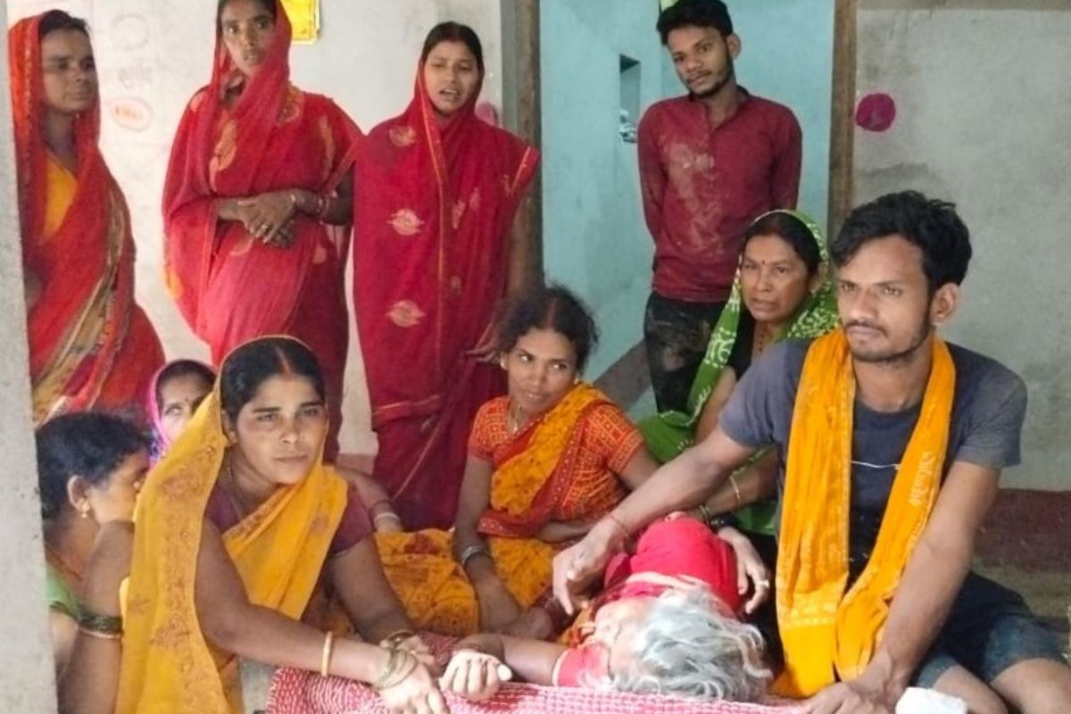 रोते बिलखते परिजन