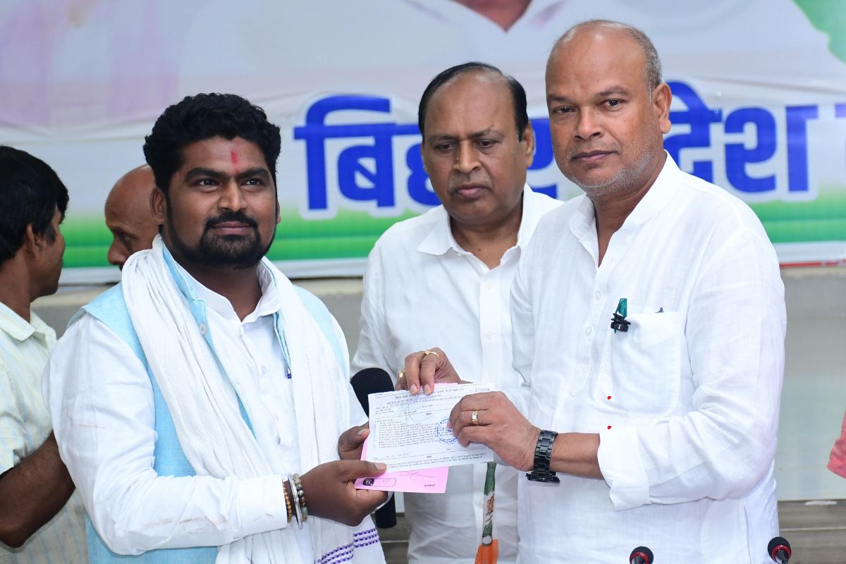 लालू दांगी को राजेश राम सदस्यता ग्रहण करवाते हुए