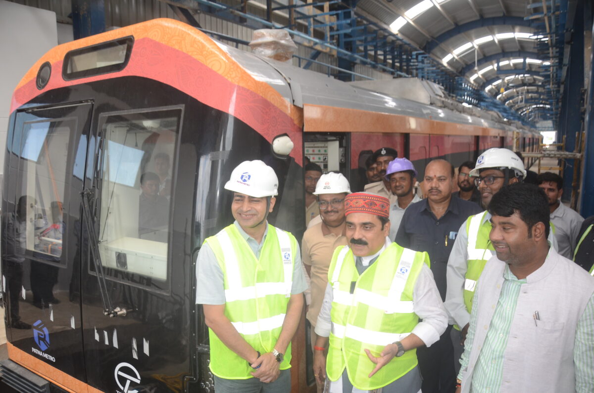 Patna Metro: पटना मेट्रो पहली बार पटरी पर दौड़ी, जानिए केसरिया रंग की बॉगी क्यों है बेहद खास? 2 03Pat 29 03092025 2