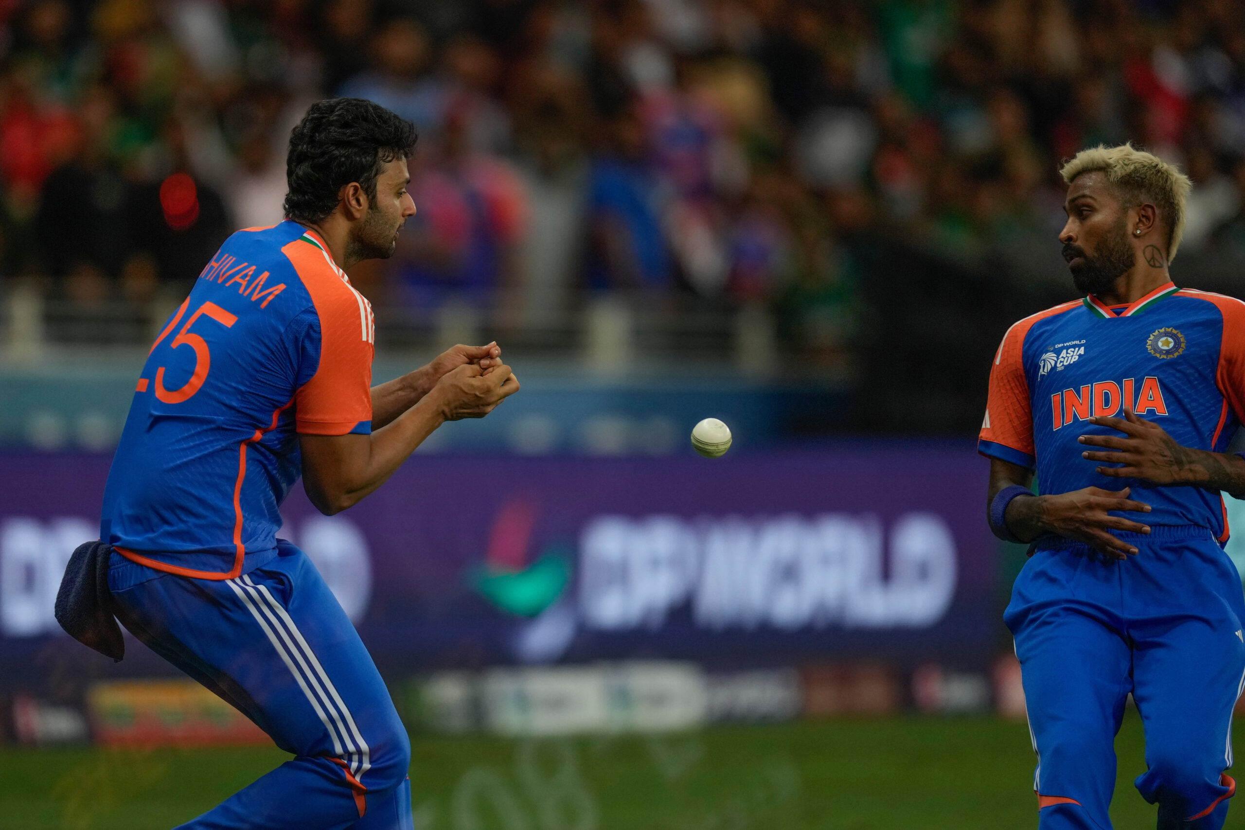 Hardik Pandya and Shivam Dube miscommunication resulted catch drop.