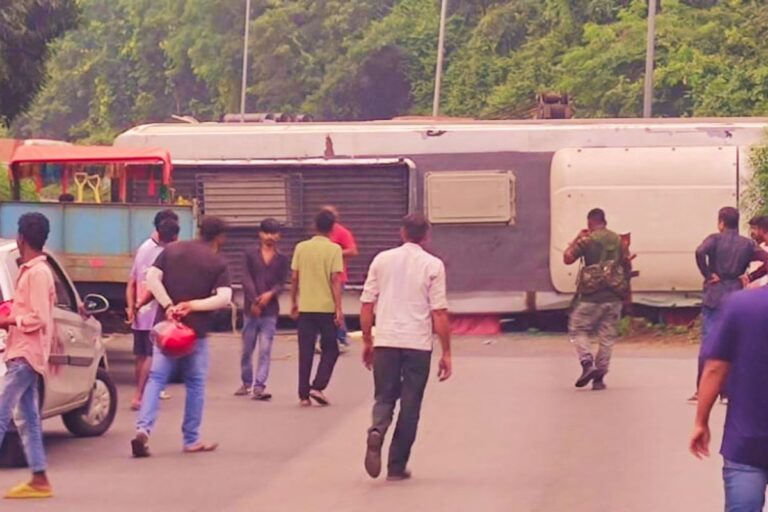 Ramgarh News: चुटूपालू घाटी में पलटी पर्यटन विभाग की बस, सड़क पर लगा लंबा जाम