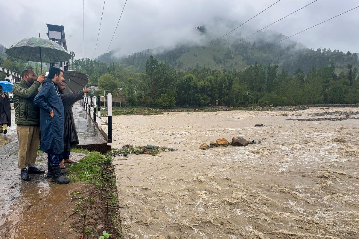 Very Heavy Rain: पंजाब, जम्मू-कश्मीर, उत्तराखंड और हिमाचल में मानसून ने बरपाया कहर, बाढ़ और भूस्खलन से सैकड़ों मौतें 4 Anantnag-Flood-Situation