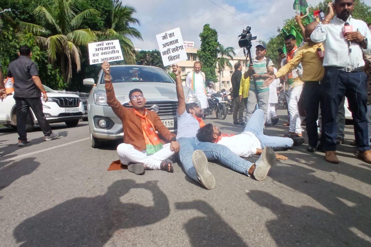 Bihar Bandh BJP workers lay down in middle of road