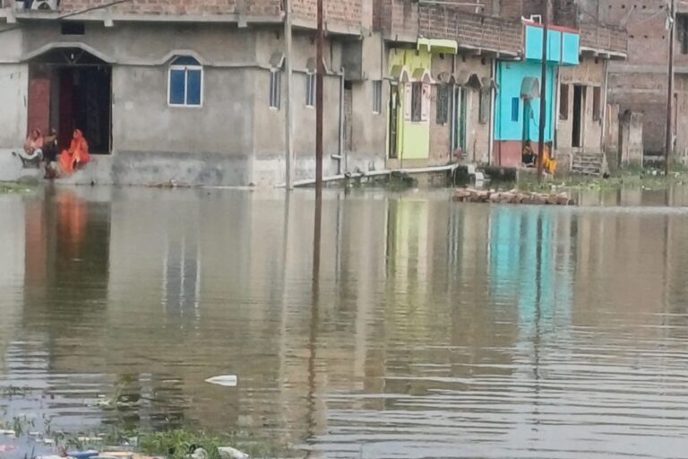 Bihar Flood: मुंगेर में नहीं टला है बाढ़ का खतरा, डेंजर लेवल के बेहद करीब बह रही गंगा