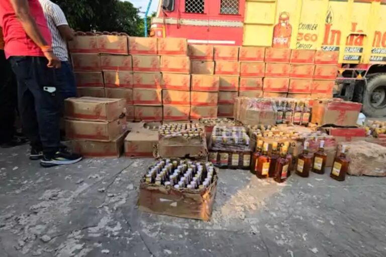 रूई की गांठों में छिपा रखी थी विदेशी शराब, गोपालगंज में ट्रक से 900 कार्टन लीकर के साथ तस्कर गिरफ्तार