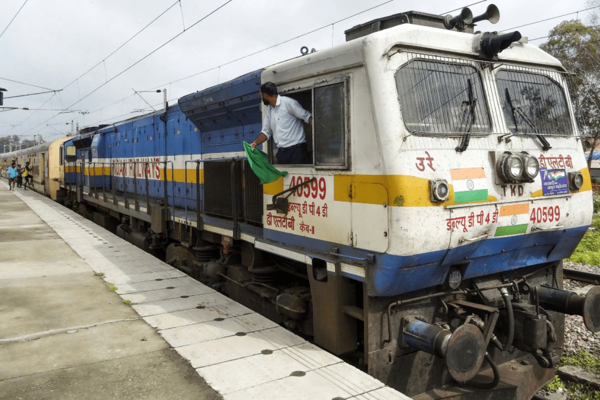 Bihar News two people died after falling from train at two places