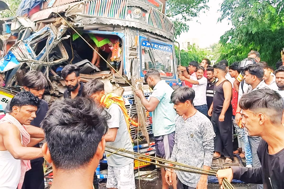 Bus Truck Collision In Ramgarh News Today