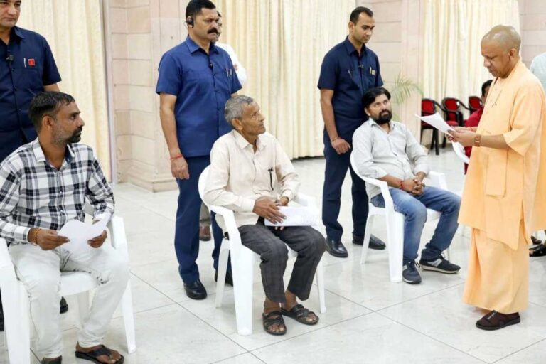 सीएम योगी का जनता दर्शन: फरियादियों से सीधा संवाद, समस्याओं के त्वरित समाधान के दिए निर्देश