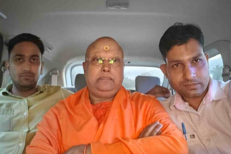 Chaitanyananda Saraswati Arrested : माथे पर बड़ा सा टीका, गिरफ्तारी के बाद कुछ ऐसे नजर आए चैतन्यानंद सरस्वती