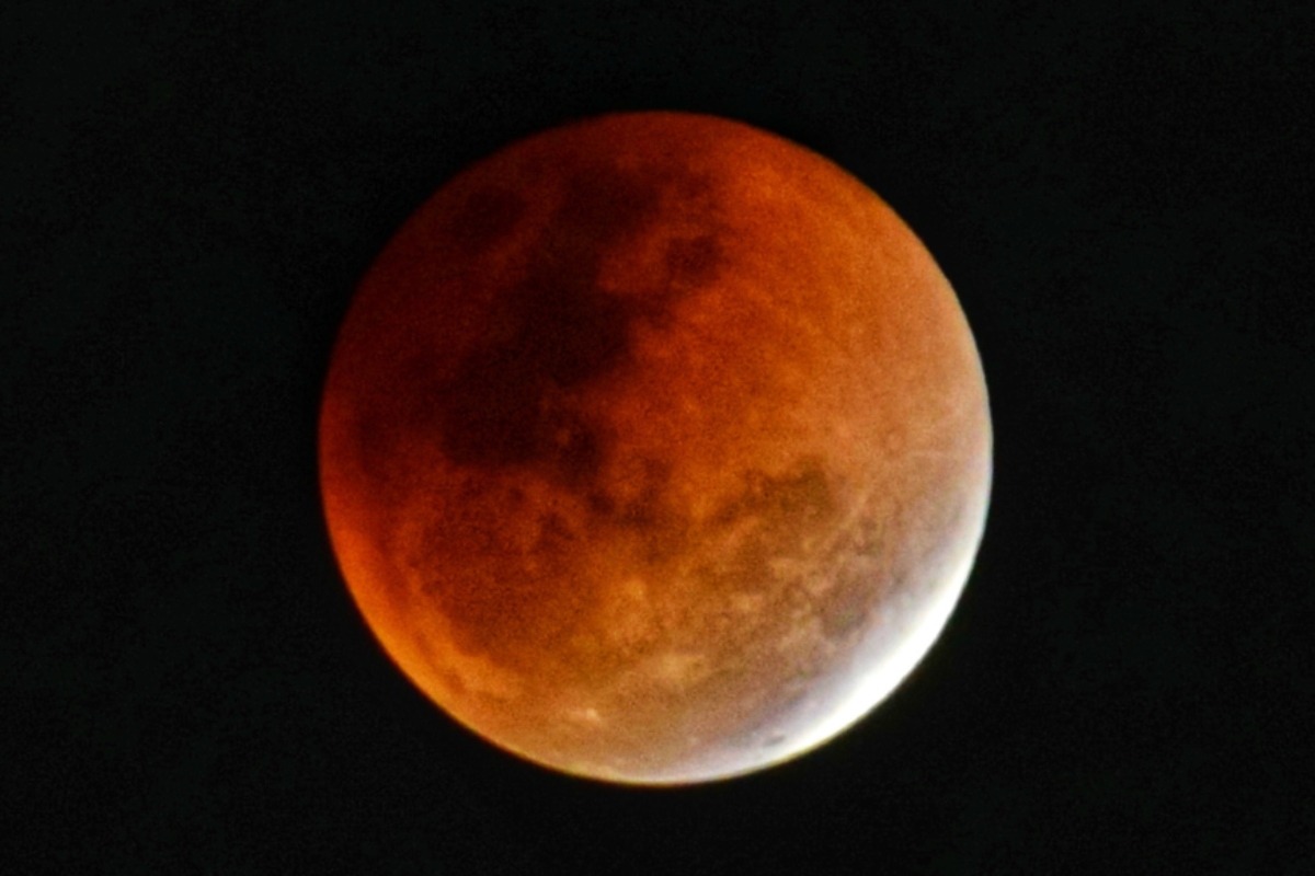 Chandra Grahan 2025 Live Streaming on Phone Tablet TV