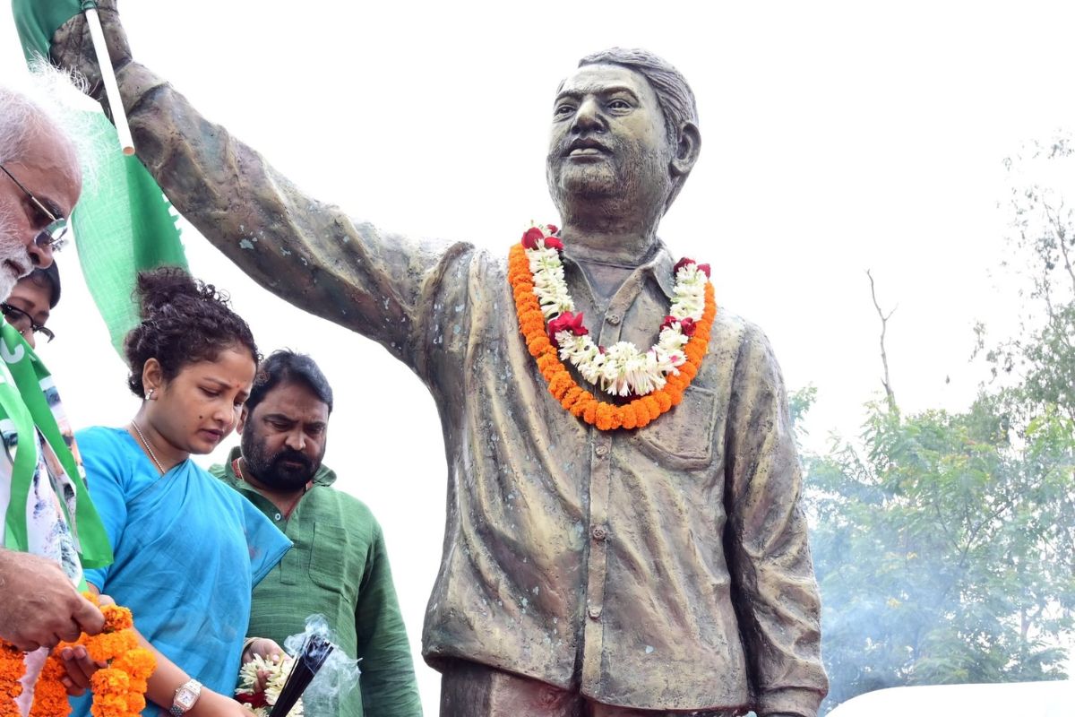 सीएम हेमंत सोरेन ने बड़े भाई दुर्गा सोरेन को दी श्रद्धांजलि, देखिए Photos 2 Durga Soren