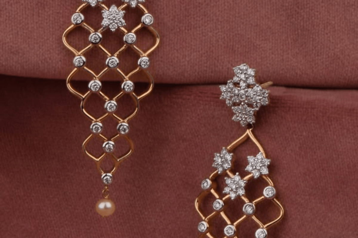 Gold Earring Designs: शादी–पार्टी हो या डेली लुक, ट्रेंड में हैं ये शानदार गोल्ड के इयररिंग डिजाइन 6 Gold Earring Designs 3