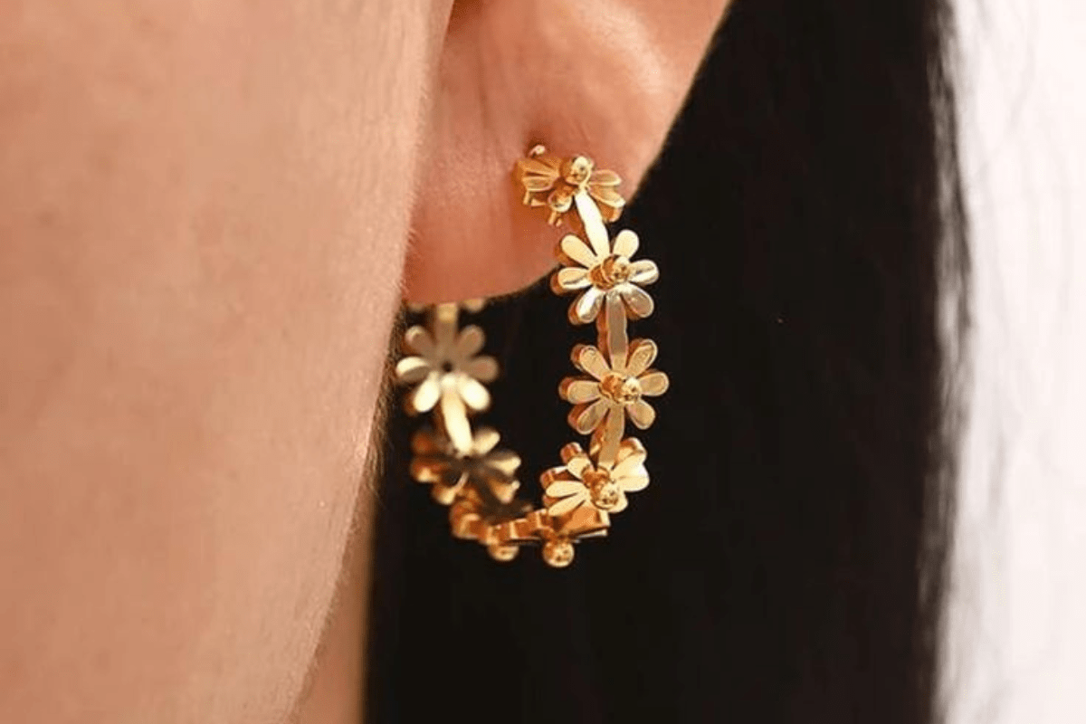 Gold Earring Designs: शादी–पार्टी हो या डेली लुक, ट्रेंड में हैं ये शानदार गोल्ड के इयररिंग डिजाइन 2 Gold Earring Designs