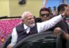 Watch Video : गाड़ी से बाहर निकलकर पीएम मोदी ने हिलाया हाथ, भीड़ एक झलक पाने को दिखी बेताब Gujrat Pm Narendra Modi Road Show
