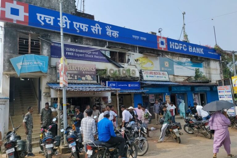 Deoghar News: HDFC बैंक में दिनदहाड़े लाखों की डकैती, हेलमेट और बुर्का पहन घुसे बदमाश