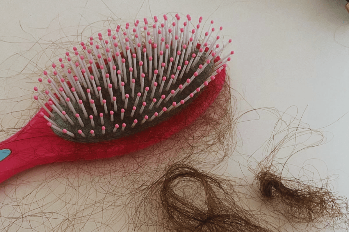How to clean hairbrush and comb at home
