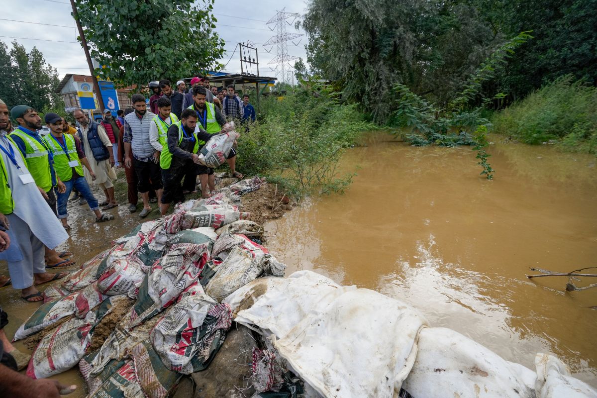 Heavy Rain Warning 1 6