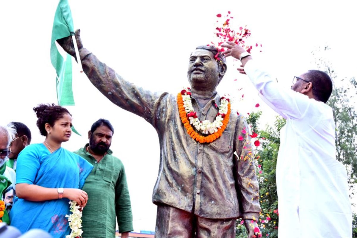 सीएम हेमंत सोरेन ने बड़े भाई दुर्गा सोरेन को दी श्रद्धांजलि, देखिए Photos 1 Hemant Soren 5