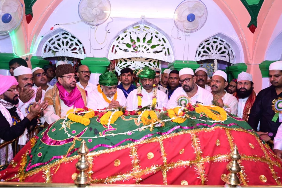 Hemant Soren Offered Chadar