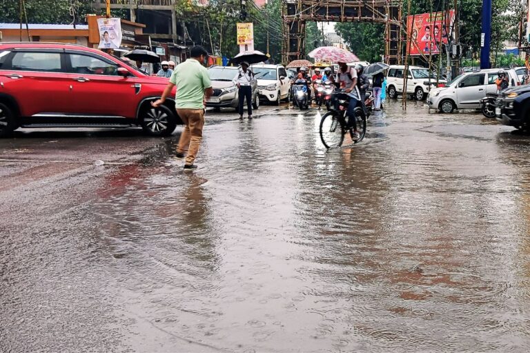 दुर्गा पूजा में बारिश डालेगा खलल, मौसम विभाग ने जारी किया येलो अलर्ट, 3 अक्टूबर तक हो सकती है वर्षा