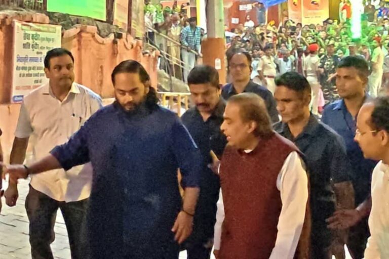 Mukesh Ambani In Gaya: गया जी पहुंचे मुकेश अंबानी, बेटे संग किया पितरों का पिंडदान