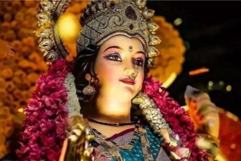 Navratri 2025 Bhajan: मां दुर्गा को समर्पित इस भजन को सुने बिना अधूरी है नवरात्रि ! यहां पढ़ें लिरिक्स