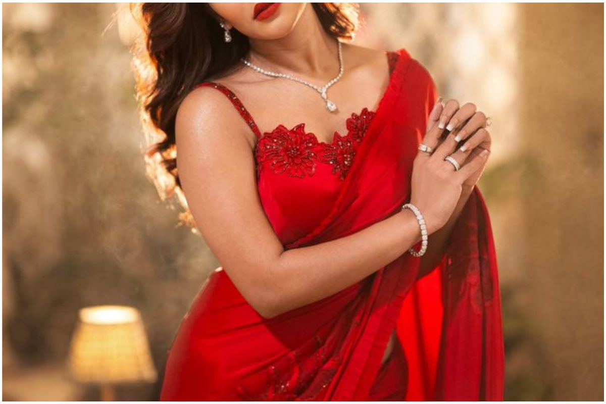 Latest Navratri Red Saree Designs: नवरात्रि के लिए लेटेस्ट रेड साड़ी डिजाइन जो आपके लुक को बनाएंगे परफेक्ट 1 Navratri Red Saree 1