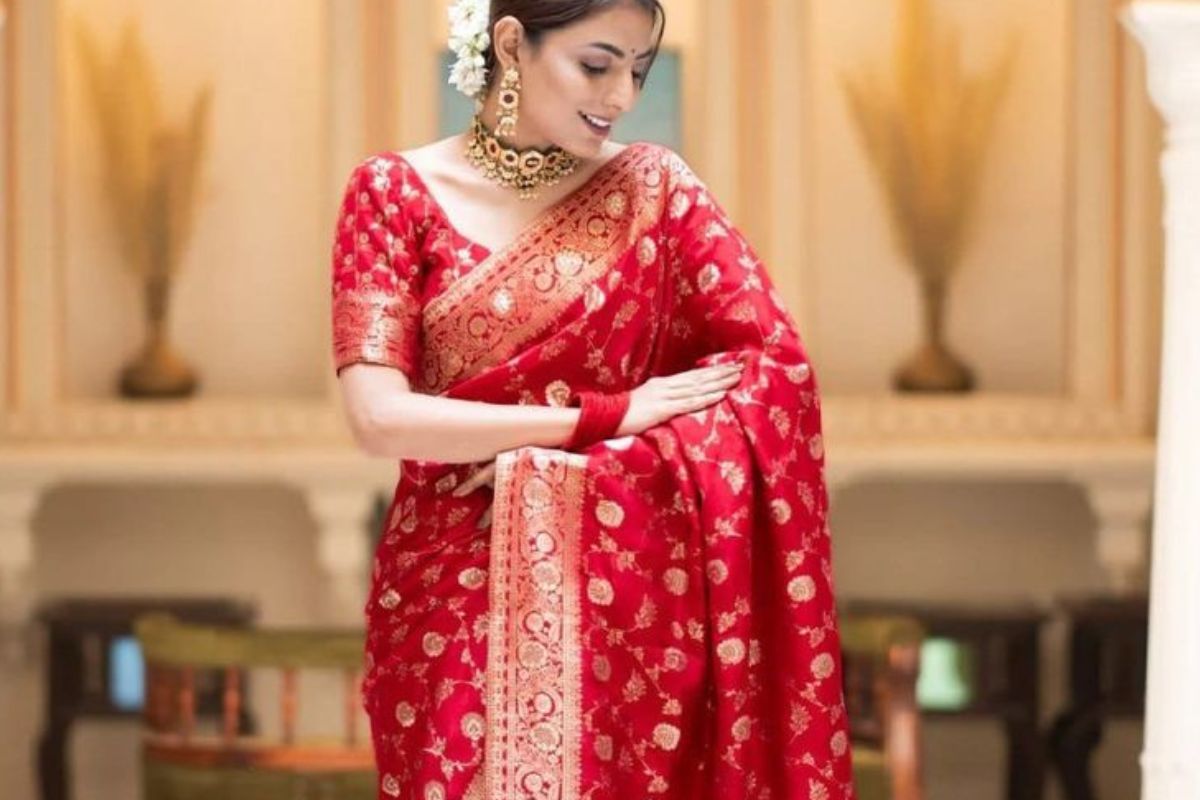 Latest Navratri Red Saree Designs: नवरात्रि के लिए लेटेस्ट रेड साड़ी डिजाइन जो आपके लुक को बनाएंगे परफेक्ट 4 Navratri Red Saree 4