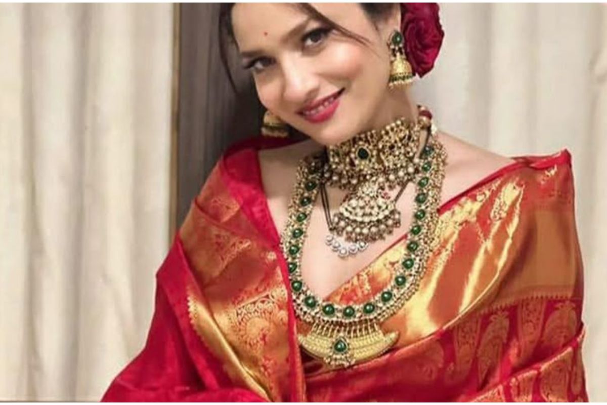 Latest Navratri Red Saree Designs: नवरात्रि के लिए लेटेस्ट रेड साड़ी डिजाइन जो आपके लुक को बनाएंगे परफेक्ट 5 Navratri Red Saree 5