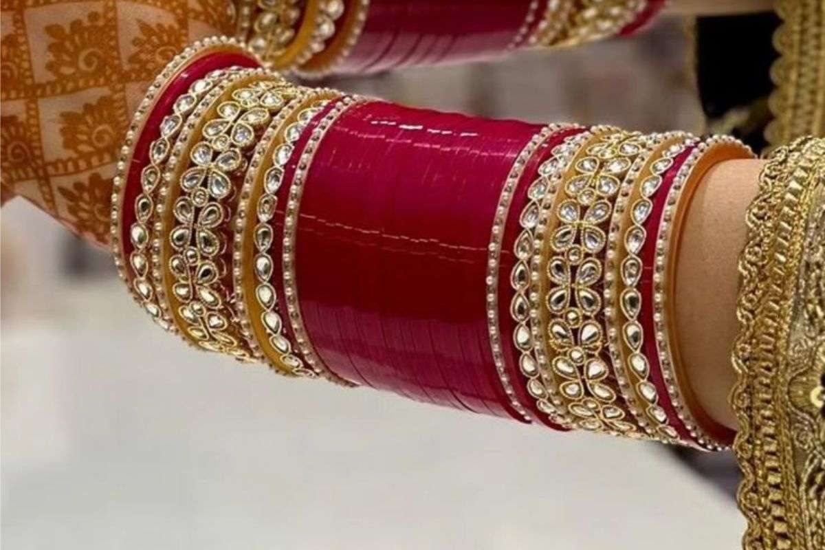 Latest Karwa Chauth Chura Design: करवा चौथ के लिए सबसे यूनिक चूड़ा डिजाइन्स,देखते ही प्यार हो जाएगा 4 Navratri Special Red Bangles 7