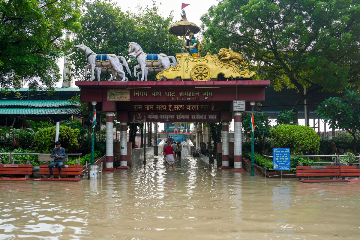 Delhi Flood Video: भारी बारिश के बाद डूब गई पूरी दिल्ली, मुख्यमंत्री ऑफिस तक पहुंचा बाढ़ का पानी 2 Nigambodh Ghat