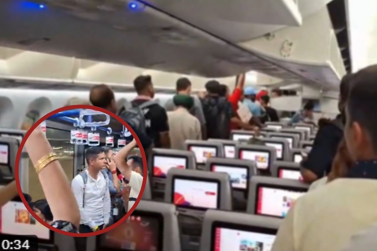 Passengers deplaned Delhi Airport