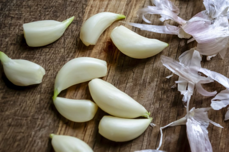 Easy Ways to Peel Garlic: ना स्मैल की दिक्कत ना नाखून खराब होने की टेंशन – इन आसान तरीकों से छिले लहसुन