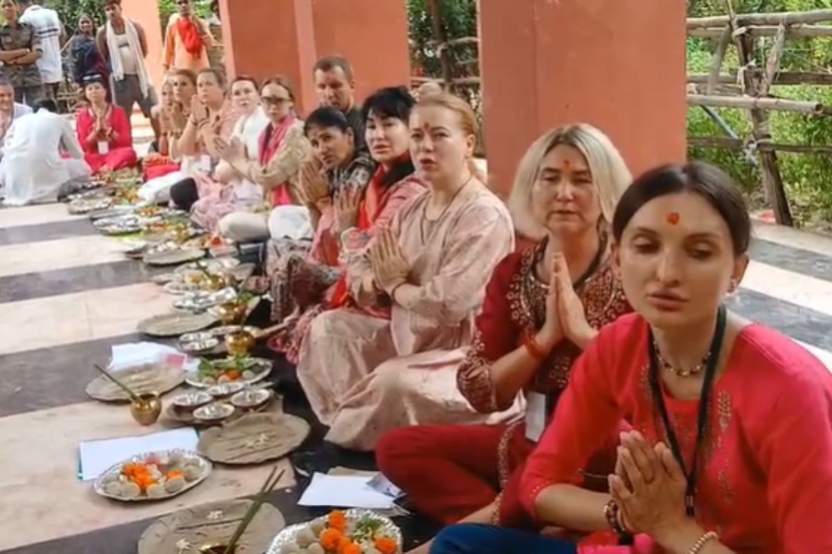Pitru Paksha 2025 Devotees from Russia Ukraine and Spain reached Gayaji performed Pind Daan