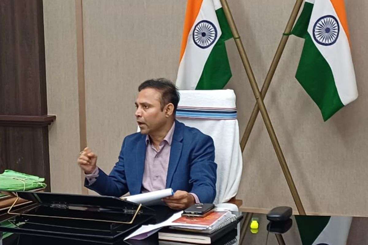 जिलाधिकारी डॉ नवल किशोर चौधरी