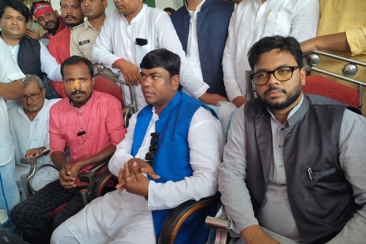 पीड़ित दिलीप सहनी से मुलाकात करते मुकेश सहनी