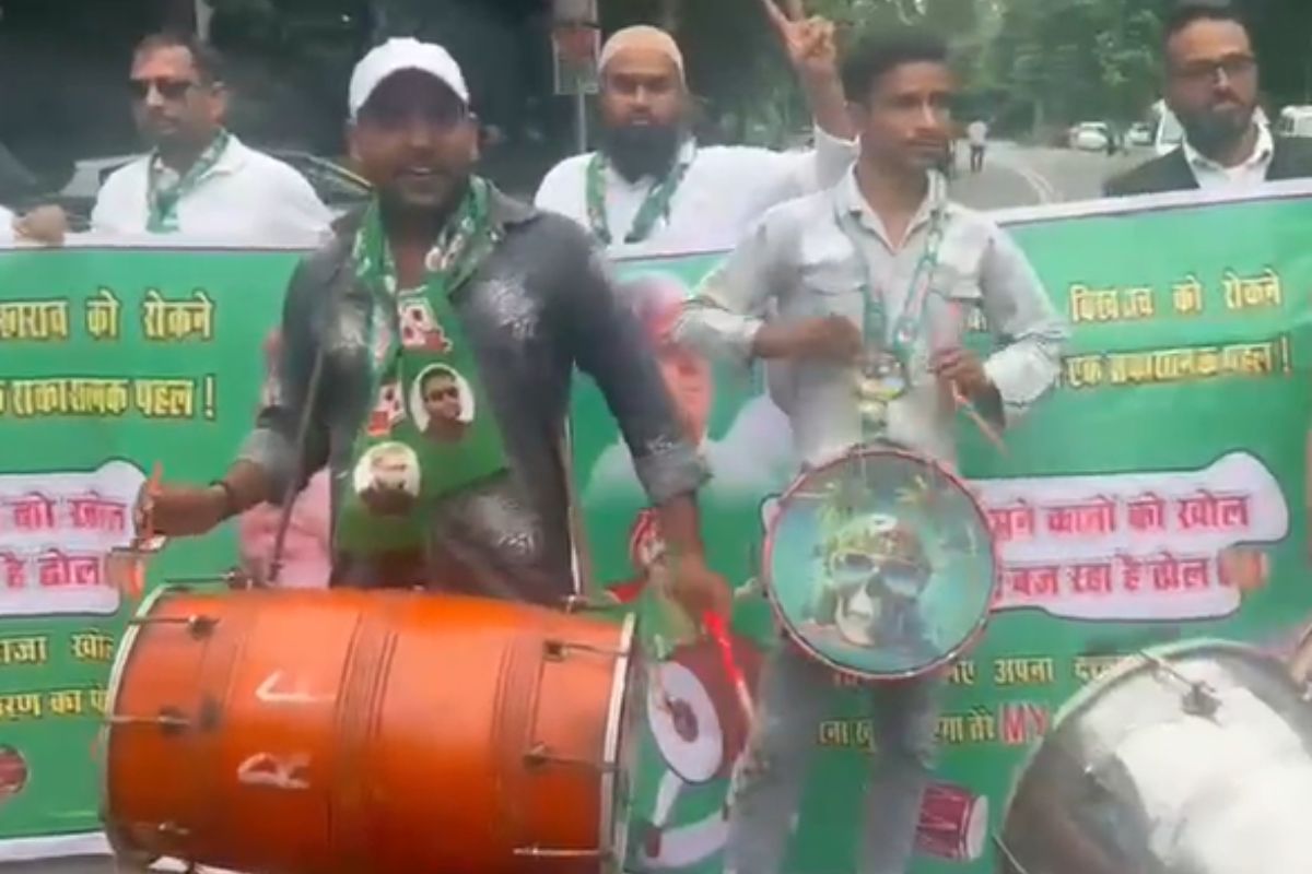 राबड़ी आवास के बाहर प्रदर्शन करते AIMIM के नेता