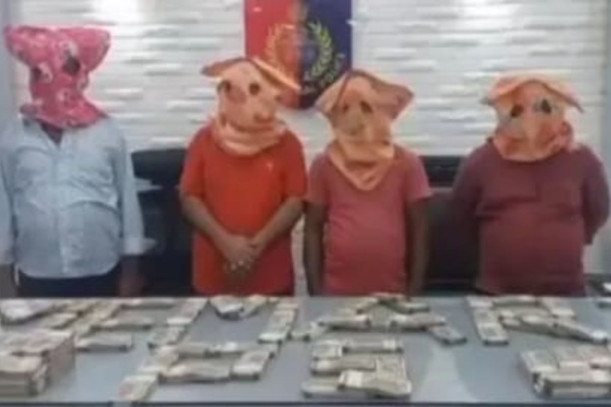 कैश के साथ गिरफ्तार आरोपी