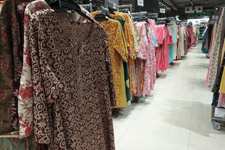 रांची में दिल्ली के सरोजनी मार्केट को टक्कर, सस्ते में फैमिली शॉपिंग का ठिकाना बने ये मॉल्स