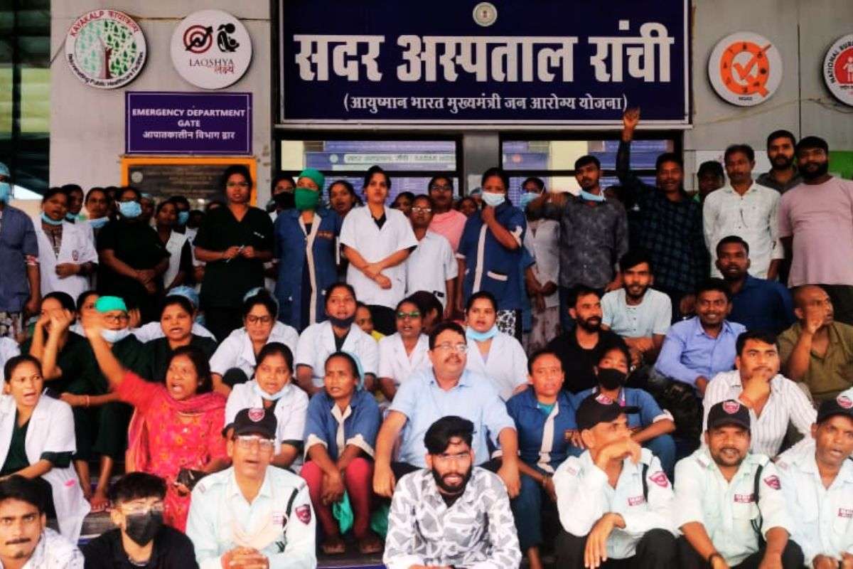 Ruckus in Sadar Hospital Ranchi Nursing Staff on Dharna