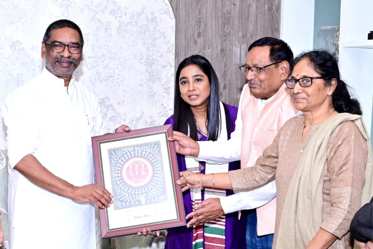 71वें राष्ट्रीय फिल्म पुरस्कार में बेस्ट फीमेल सिंगर का पुरस्कार जीतने के बाद सीएम हेमंत सोरेन से मिलीं बॉलीवुड सिंगर शिल्पा राव