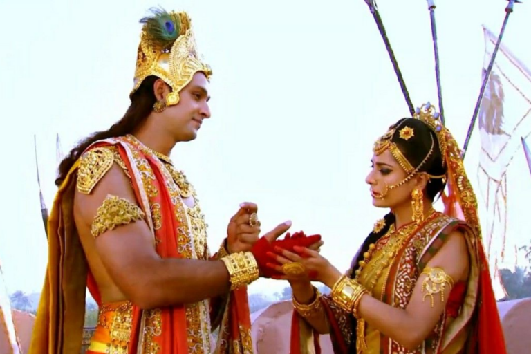 Gita Updesh: संकट की घड़ी में द्रौपदी को दिए श्रीकृष्ण के ये शब्द हर स्त्री के लिए हैं बड़ी सीख