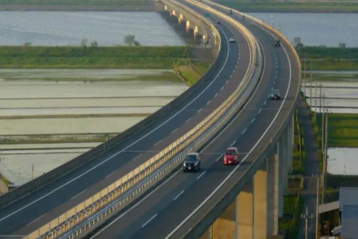 There is an obstacle in the construction of this elevated road to be built in Patna