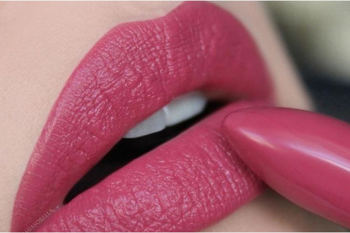 Trending Lipstick Shades: ट्रेंडिंग लिपस्टिक शेड्स जो देंगे आपको क्लासी और मॉडर्न लुक 2 Trending Lipstick Shades